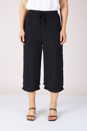 BUTTON DETAIL CAPRI PANTS