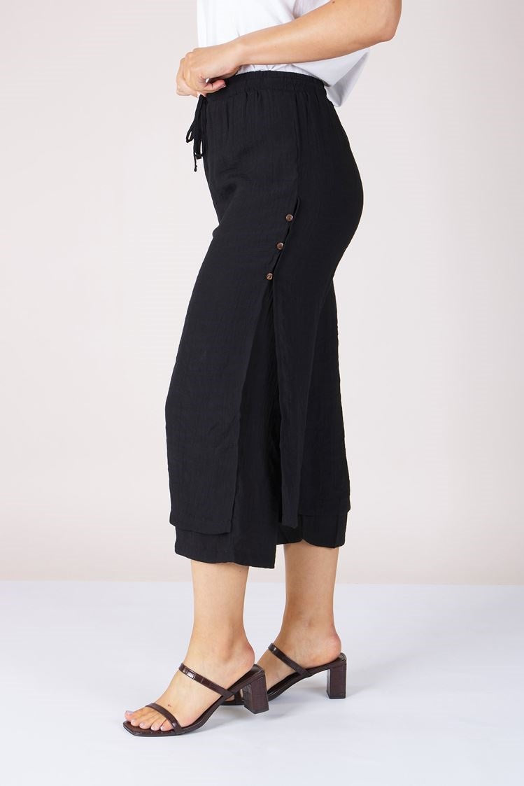 BUTTON DETAIL CAPRI PANTS