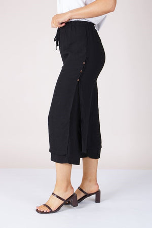 BUTTON DETAIL CAPRI PANTS