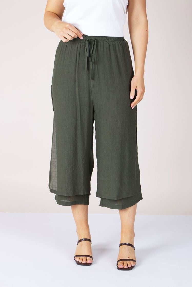 BUTTON DETAIL CAPRI PANTS