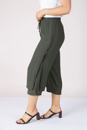 BUTTON DETAIL CAPRI PANTS